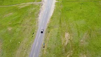 高清航拍草原公路车辆行驶视频的预览图